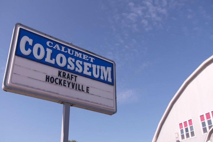 An image of a road sign of the Calumet Colosseum.